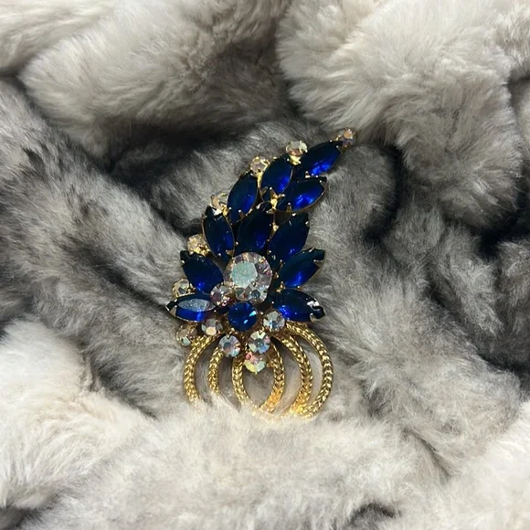 Brooches - Picture 6 of 6